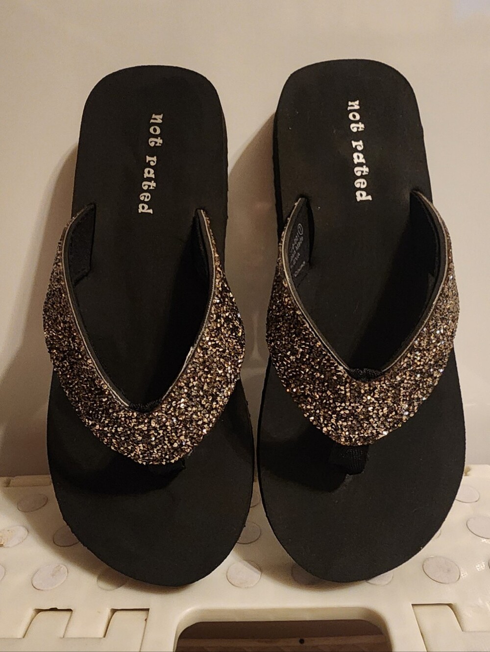 NEW SZ 7 SILVER GUNMETAL CHUNK GLITTER FLIP FLOPS, SANDALS.